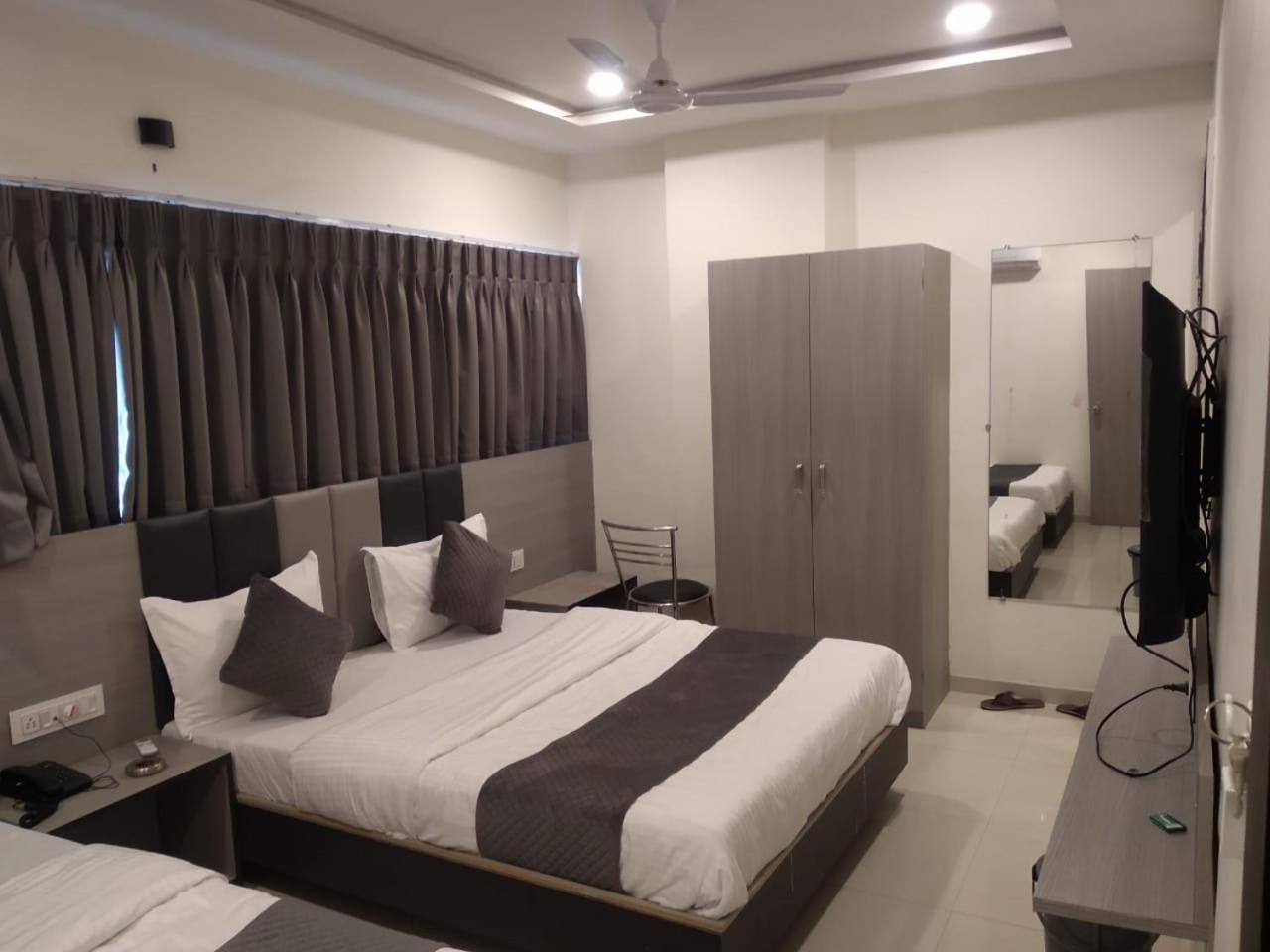Hotel Selfie Inn 阿穆达巴 外观 照片