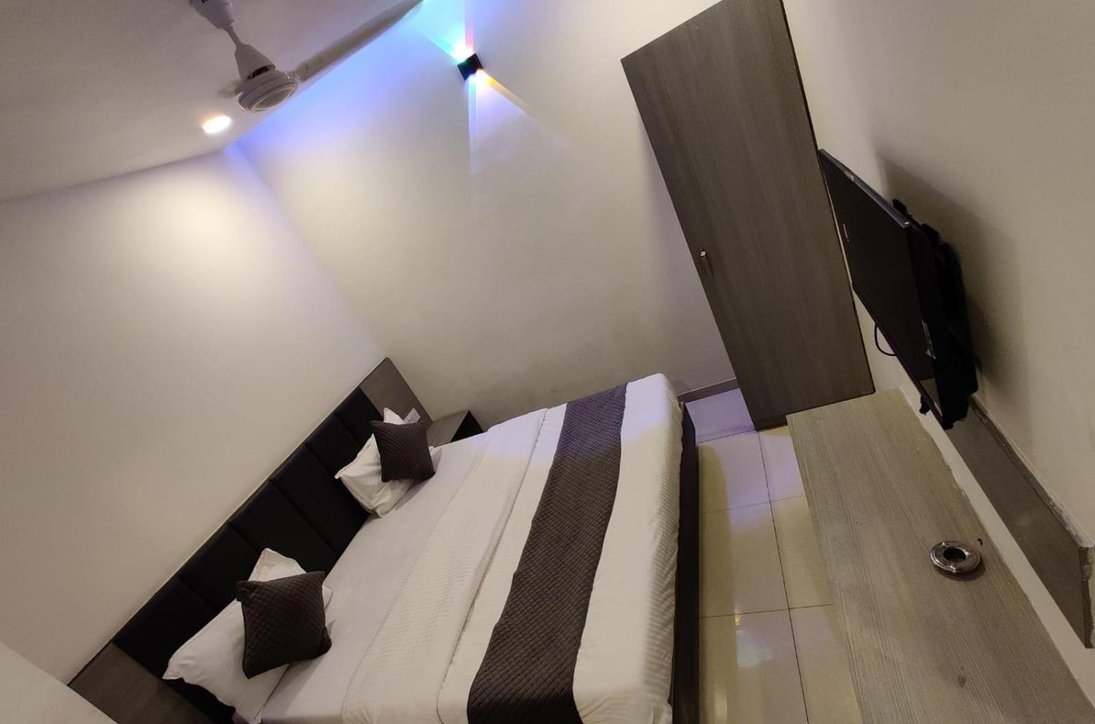 Hotel Selfie Inn 阿穆达巴 外观 照片