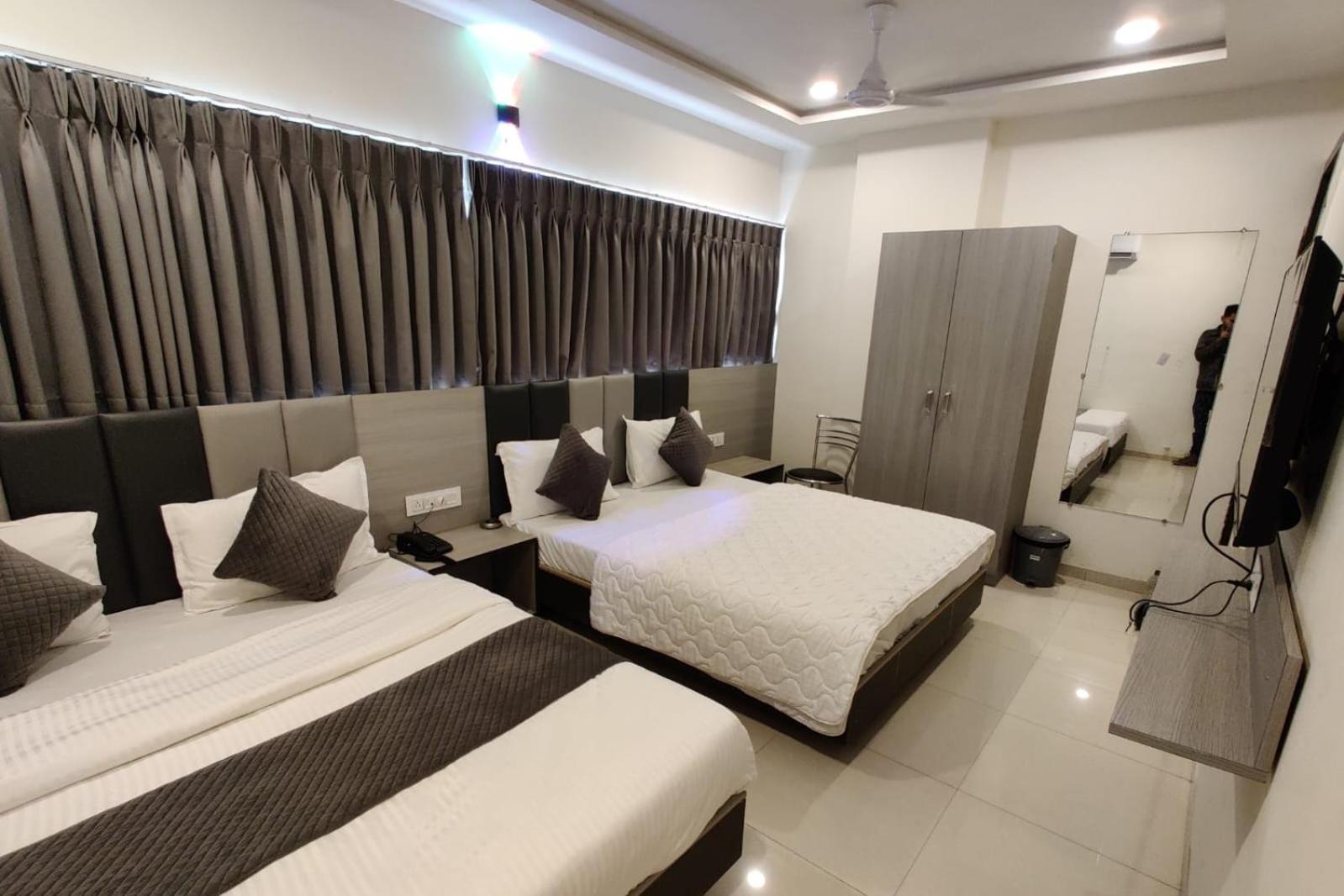 Hotel Selfie Inn 阿穆达巴 外观 照片